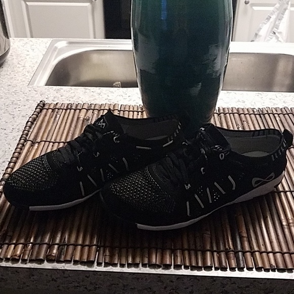 nfinity night flyte cheer shoes